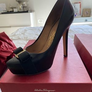 Salvatore Ferragamo black leather pump.